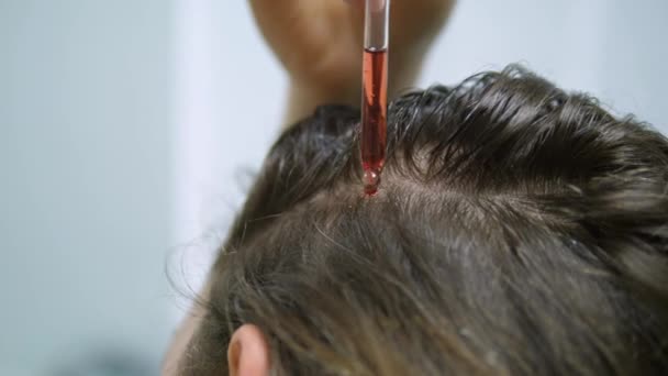 화장품과 비타민을 머리카락에 떨어뜨리는 여성. 모발 관리와 치료. — 비디오