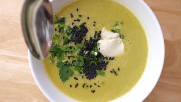 エンドウ豆とビーガン野菜クリームスープ,ほうれん草とブロッコリー. — ストック動画