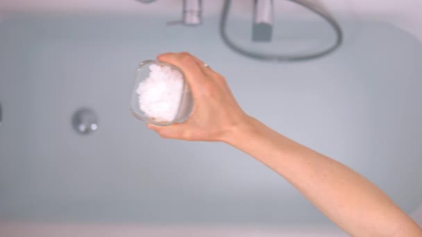 Ajouter du sel de magnésium dans l'eau de bain pour la relaxation et l'antistress. — Video