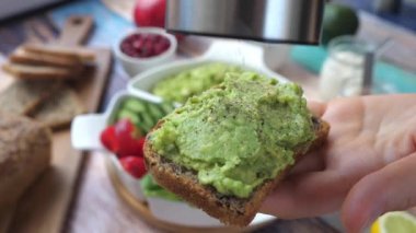 Avokado tostu biberliyorum..