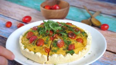 Lezzetli bir parça kiş gösteren bir elin yakın çekimi..