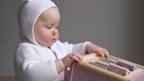 Söt liten flicka leker med leksak. — Stockvideo