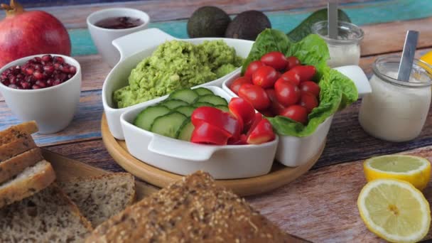 Tostadas con aguacate roto, verduras y yogur de soja para un desayuno saludable. — Vídeo de stock