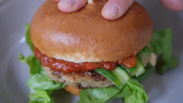Delicious Vegan Burger with tomato souce. Fast food. — Stock Video