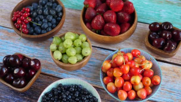 Summer Berrys op de houten tafel. Gezonde voeding. — Stockvideo