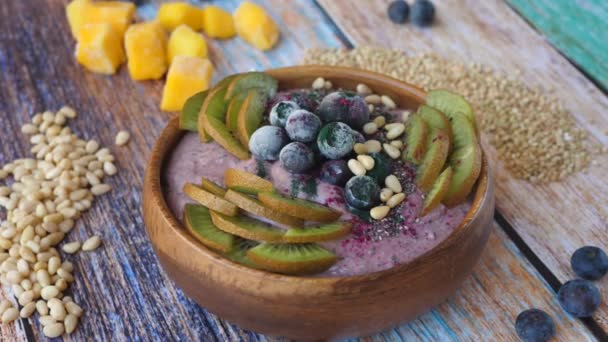 Beau bol de smoothie végétalien avec Superfoods. — Video