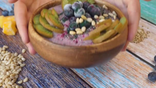 Concetto di cibo sano. Ciotola Vegan Smoothie con bacche, frutta, noci e superfoods. — Video Stock