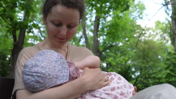 Žena kojí své dítě venku. — Stock video