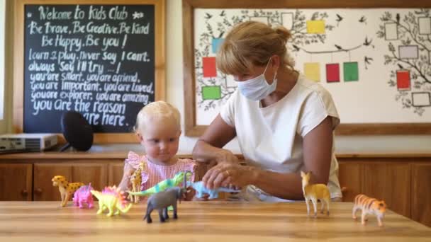 Actividades de aprendizaje para un niño pequeño en casa. Abuela juega de una manera educativa con su nieta — Vídeos de Stock