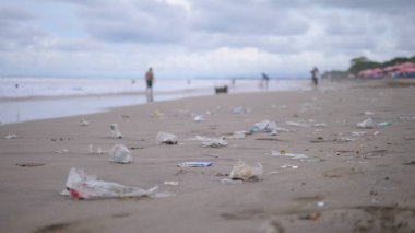 Çevre kirliliği kavramı. Plaj plastik çöplerle dolu.