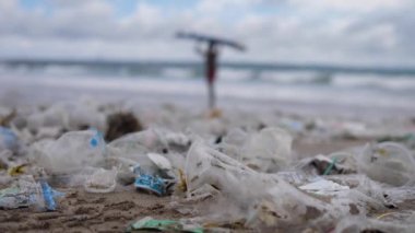 İnsanların sebep olduğu çevre kirliliği. Plajda tonlarca plastik çöp bırakıldı..