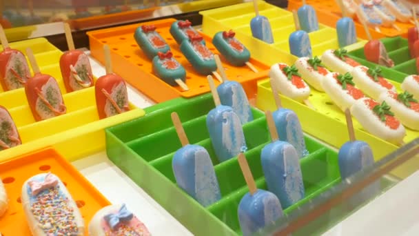 Berbagai jenis es loli ditampilkan di toko permen — Stok Video