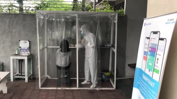 Zkouška Covid19. Profesionální pracovník v obleku sbírá vzorky na infekci virem korony. Bali-Indonésie-2021 — Stock video