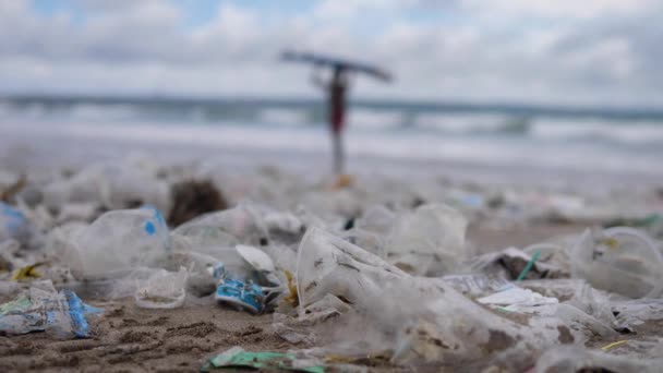 Poluição ambiental causada por pessoas. Toneladas de lixo plástico deixadas na praia. — Vídeo de Stock