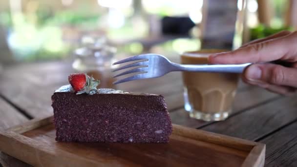 Gros plan de la fourchette cassant délicieux gâteau végétalien en bonne santé. Pause café avec dessert dans un café rustique — Video