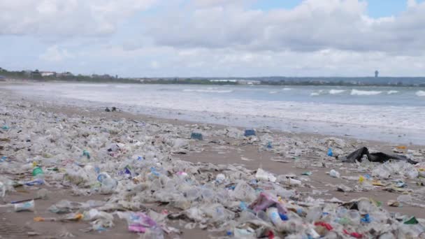 Praia cheia de lixo plástico. Conceito global de desastre de poluição — Vídeo de Stock