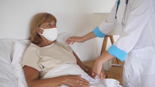 Conceito de saúde médica domiciliar. Paciente do sexo feminino de meia-idade agradecendo por ajuda de enfermeiros — Vídeo de Stock