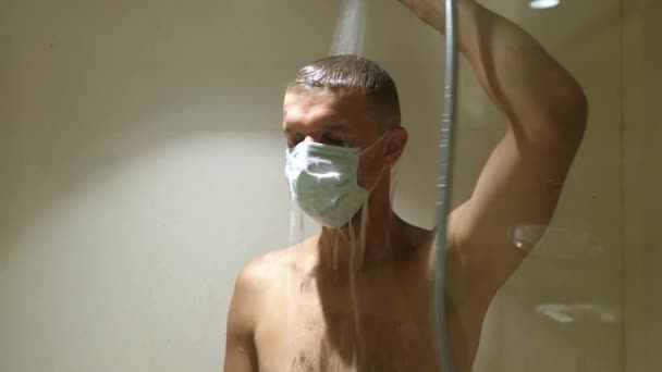 Yüz maskesi takan depresif ve hayal kırıklığına uğramış bir adam, maske takıyor. Ruh sağlığı ve korona virüsü kavramı — Stok video