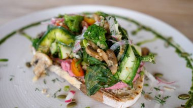 Sağlıklı vejetaryen brunch 'ı. Her çeşit yeşil sebzeli sandviç. 