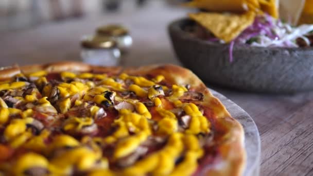 Close up de deliciosa pizza à base de plantas. Estilo de vida saudável vegan — Vídeo de Stock