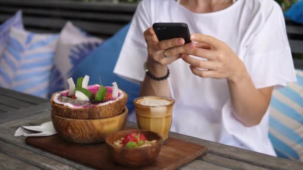 Food blogger in streaming colazione tropicale di ciotole di frullato con un caffè — Video Stock