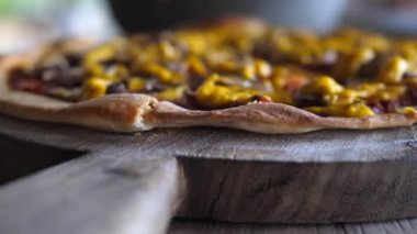 Taze pişmiş vejetaryen pizzası yakın plan. Sağlıklı vejetaryen yaşam tarzı kavramı.