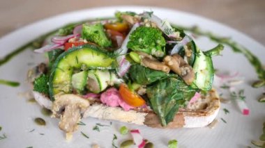 Sağlıklı vejetaryen brunch 'ı. Her çeşit yeşil sebzeli sandviç. 