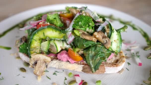 Υγιές χορτοφαγικό γεύμα. Σάντουιτς με κάθε είδους πράσινα λαχανικά — Αρχείο Βίντεο