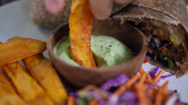 Friska balanserad lunch alternativ. Närbild av hand doppa potatischips i majonnäs och visa den för kameran. — Stockvideo