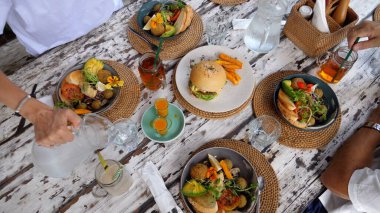 Sağlıklı organik vejetaryen aile kahvaltısı. Salatalar, Buda kaseleri ve burgerler.. 