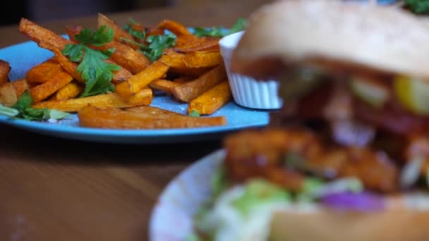 치즈베이건 버거는 감자튀김 과 고구마 튀김 과 함께 제공되었다. 베간 거리 의식 량 개념 — 비디오