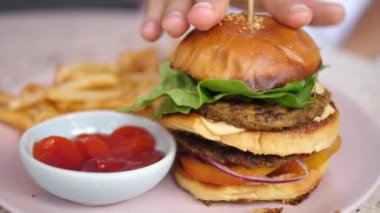 Patates kızartması ve ketçapla servis edilen vejetaryen burgerin kapağı. Sağlıklı ve lezzetli bitki temelli yemekler.