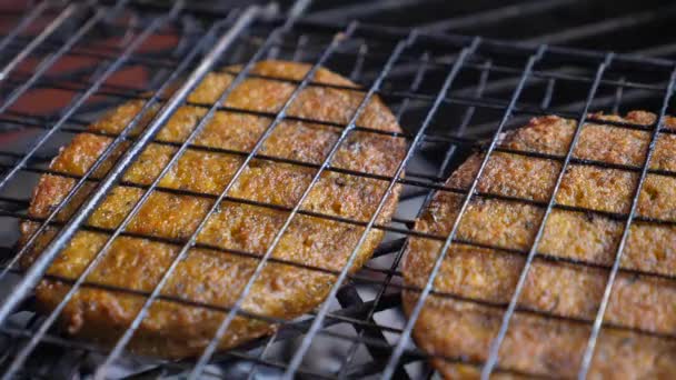 Close up de rissóis de carne vegan na cesta de grelhar antiaderente. Fazendo hambúrgueres vegan no churrasco. — Vídeo de Stock