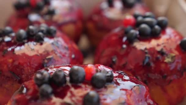 Primer plano de rosquillas veganas orgánicas saludables con salsa de bayas en una caja. Concepto de estilo de vida saludable. — Vídeos de Stock