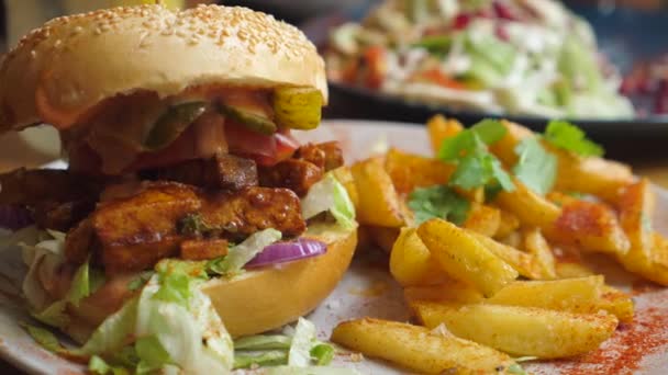 Egészséges bio vegán burger sült krumplival. Növényi alapú gyorsételek alternatívája. — Stock videók