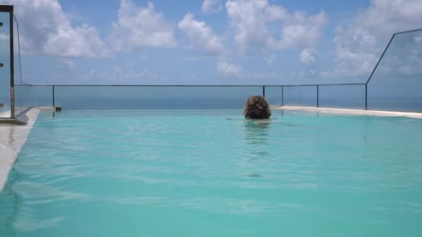Роскошный отдых в отеле с бесконечным бассейном с видом на океан — стоковое видео