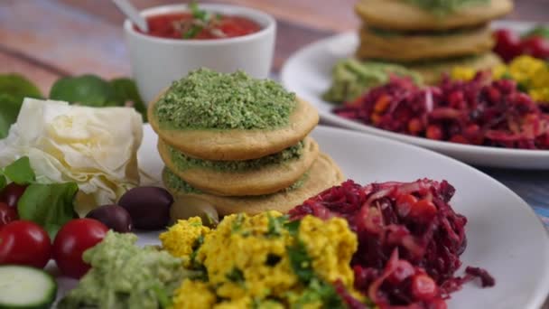 Primer plano del desayuno vegano de tofu scramble, panqueques y verduras. concepto de estilo de vida saludable. — Vídeos de Stock