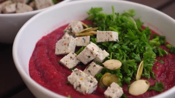 Tofu ve maydanoz yapraklı kremalı pancar çorbasının kapağı kabak tohumlarıyla süslenir.. — Stok video
