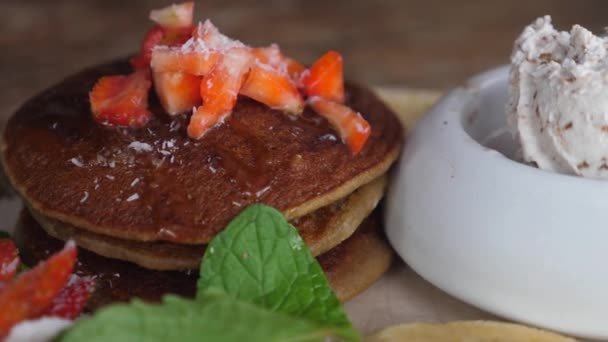 Close up os desayuno dulce de panqueques a base de plantas y helados sin lácteos — Vídeo de stock