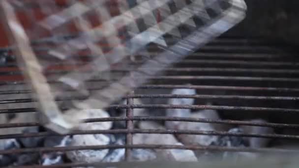 Close up of nonstick grilling basket with juicy patties flipping sides. Making hamburgers on barbecue. — Stock Video