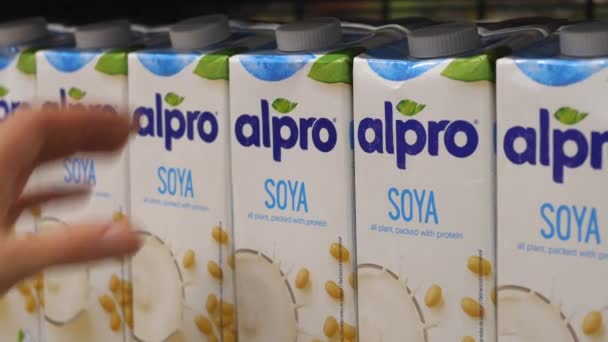 Sluiten van de hand plukken van een pak van alpro soja melk uit de plank in de winkel. Bali-januari-2021 — Stockvideo