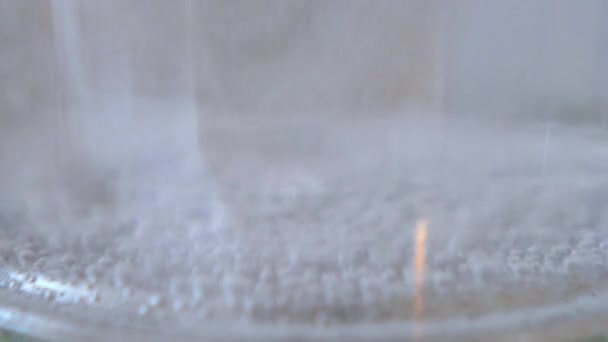 Gros plan d'eau bouillante avec bulles. — Video