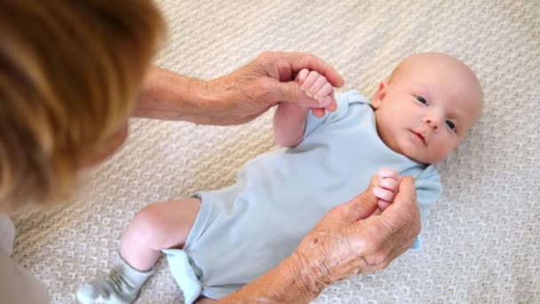 Avó segurando as mãos do bebê — Vídeo de Stock