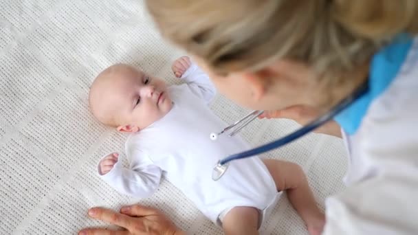 Conceito de Medicina, Cuidados de Saúde e Pediatria - Pediatra ou Médica Neurologista ou Enfermeira Verificando Bebê. Pediatra Profissional Examinando Lactente. — Vídeo de Stock
