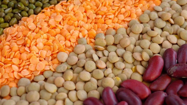 Mix di varietà di legumi secchi: fagioli di Mung, lenticchie assortite, fagioli rossi. Vegan High Protein. Cibo per una dieta sana. — Foto Stock