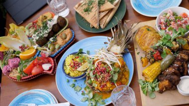 Küresel mutfaklardan çeşitli sağlıklı vejetaryen seçeneklerine en iyi bakış açısı. Orta doğu mezesi, Hint körisi, Amerikan soyasıyla barbekü buluşması 