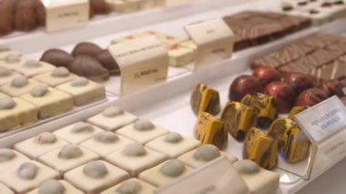 Vitrinde el yapımı lüks çikolatalar sunuluyor. Ceviz, mantar ve mantar. 