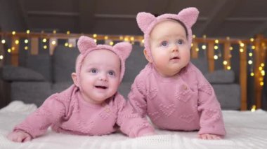 İki Bebek Kız Gülümsüyor ve Birlikte Oynuyor. Mutlu Bebek Konsepti.