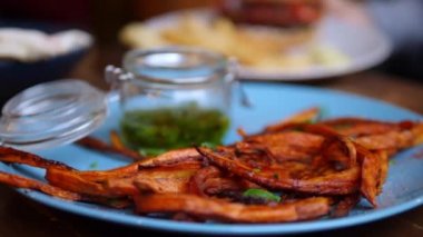 Patates kızartmalı sağlıklı vejetaryen burger yemek. Yakın çekim..