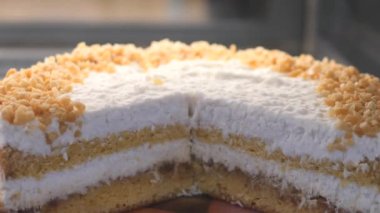 Ekranda tatlı hindistan cevizli kek. Tatlının Yakın Çekimi.